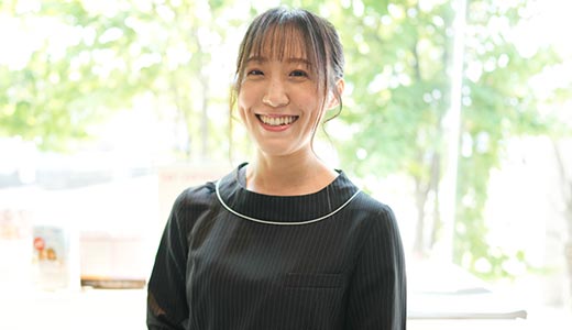 フロント「井村恵美里」